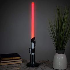 Ilumina tu espacio con el lado oscuro de la galaxia con la imponente lámpara de mesa Sable Láser de Darth Vader, una pieza de 59,6 cm que encarna la esencia del icónico villano de Star Wars.