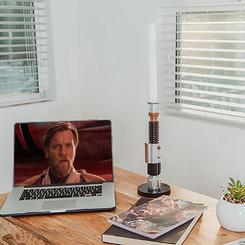 Ilumina tu espacio con la fuerza legendaria de la Lámpara de Mesa Sable Láser de Obi-Wan Kenobi. Esta impresionante lámpara tiene una altura imponente de 59,6 cm, convirtiéndola en un elemento destacado en cualquier habitación.