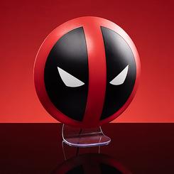 Descubre la genialidad y el carácter con la Lámpara Logo de Deadpool, una pieza que iluminará tu espacio con estilo y personalidad. Con una altura de 22,5 cm, esta lámpara no solo brinda luz,