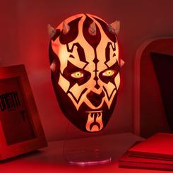 La lámpara máscara Star Wars Darth Maul parece mirar desde la sombra incluso antes de encenderse. El rojo intenso, las marcas negras del rostro y esa luz cálida en la mirada convierten esta lámpara decorativa de colección en una pieza imposible de ignorar