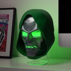 La lámpara máscara Dr Doom impone antes de encenderse. Su silueta metálica bajo la capucha verde convierte esta lámpara decorativa de colección en una pieza con presencia inmediata, pensada para destacar en una estantería, un escritorio o una pared