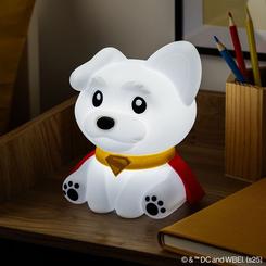 La ternura canina se une al poder de los superhéroes con esta encantadora luz Krypto SquishyGlo inspirada en el inseparable compañero de Superman. Con una altura aproximada de 17,6 cm,