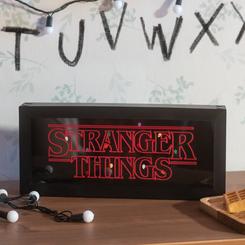 La atmósfera misteriosa de Stranger Things cobra vida con esta lámpara The Upside Down que ilumina ambos lados con vibrantes LEDs, perfecta para transportar el universo de Hawkins a cualquier rincón. 