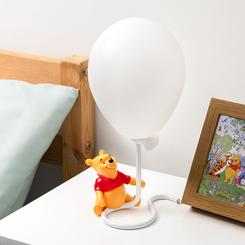 Ilumina tus días con la encantadora Lámpara de Winnie the Pooh con Globo, una adición adorable a cualquier espacio. Con 34 cm de pura dulzura, esta lámpara trae consigo la esencia de la amistad 