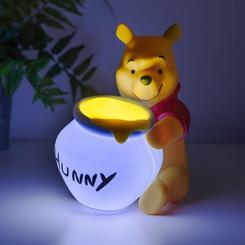 Ilumina tus sueños con la dulzura y ternura de Winnie the Pooh. Esta la encantadora Lámpara Winnie the Pooh, un accesorio mágico que llenará tu hogar de luz y alegría.
