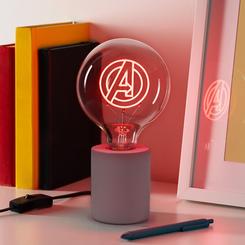 El poder de Los Vengadores ilumina cualquier espacio con esta impresionante lámpara Marvel Avengers con bombilla LED neón. Diseñada para los auténticos seguidores del universo Marvel