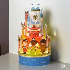 Ilumina cualquier espacio con la encantadora lámpara giratoria de Disney It’s a Small World. Con un diseño en tres niveles, esta pieza decorativa destaca por sus detalles recortados que representan niños de todo el mundo