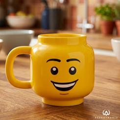La taza LEGO cabeza de minifigura convierte el gesto de beber en una escena reconocible al instante. Su silueta amarilla, redonda y expresiva hace que esta taza LEGO Minifigure Head Shaped funcione tanto como vaso de uso cotidiano