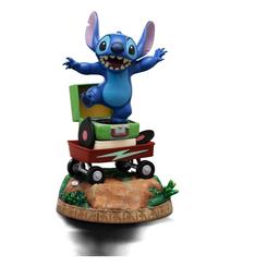 Adorna tu colección con esta encantadora estatua de Stitch a escala 1/10. Con una altura de 17 cm y dimensiones aproximadas de 10 x 10 cm, esta figura de poliresina captura a Stitch 