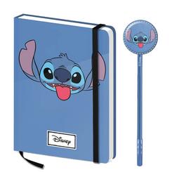 Pack compuesto por un bolígrafo y cuaderno, presentado en una caja de regalo de Stitch. El Cuaderno de 100 páginas con cierre de banda elástica el complemento perfecto para fans de Lilo y Stitch.