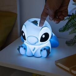 Lleva la dulzura y el espíritu travieso de Stitch a tu habitación con esta adorable lámpara de silicona 3D de 15 cm, perfecta como luz nocturna o como elemento decorativo lleno de encanto. 