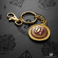 Una pieza icónica para llevar la magia a diario: el Llavero Andén 9¾ – Harry Potter de The Noble Collection, fabricado en metal, aporta resistencia, brillo y un acabado cuidado que aguanta el ritmo de bolso, mochila 