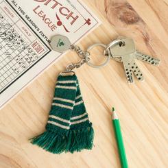 Añade un toque mágico y sofisticado a tu día con este llavero de Harry Potter con bufanda de Slytherin, una pieza que destaca tanto por su diseño como por su calidad. Fabricado en aleación de zinc