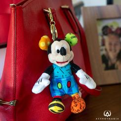 Añade un toque de magia a tus llaves con el encantador llavero de peluche Mickey Mouse. Este accesorio práctico y divertido presenta los colores icónicos de Romero Britto, aportando un estilo vibrante y único.