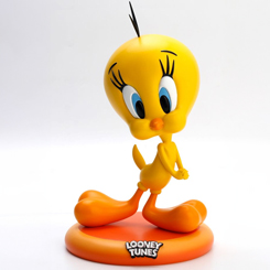 Imagina tener a Tweety, el icónico personaje de los Looney Tunes, en tamaño real, ¡ahora es posible! Esta estatua captura la esencia traviesa y encantadora de Tweety en todo su esplendor, con una altura aproximada de 35 cm.