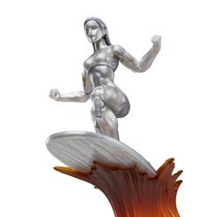 El poder cósmico se materializa en esta figura articulada de Estela Plateada de 15 cm, que captura con absoluta fidelidad el icónico surfista dorado de Los 4 Fantásticos, listo para surcar cualquier vitrina 