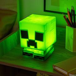Ilumina tu espacio con el toque más pixelado y divertido del universo Minecraft gracias a esta adorable luz Creeper SquishyGlo de silicona recargable. Con una altura aproximada de 15 cm,