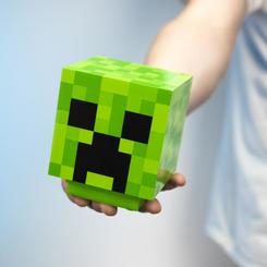 ¡Ilumina tu espacio con la Luz Creeper de Minecraft! Esta luz de 11 cm (4 pulgadas) de altura, alimentada por pilas, da vida al Creeper, uno de los mobs más peligrosos del juego. 