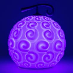 Ilumina tus noches con el poder de una Fruta del Diablo gracias a esta encantadora lámpara de silicona Gomu Gomu SquishyGlo, inspirada en la legendaria fruta que otorgó sus habilidades a Luffy en One Piece.