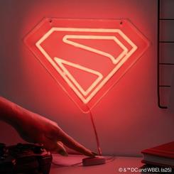 Haz brillar la fuerza del último hijo de Krypton en tus paredes con esta imponente luz LED de neón montable de Superman, una pieza luminosa que rinde homenaje al escudo más emblemático del universo DC. 