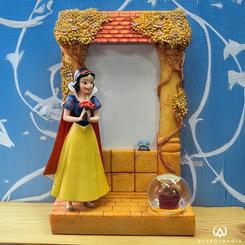 Este hermoso marco de fotos temático está inspirado en la icónica película de Disney Blancanieves y los Siete Enanitos, capturando la esencia del cuento de hadas con un diseño tridimensional lleno de detalles encantadores. 