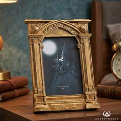 Con la elegancia de la arquitectura mágica y un diseño que transmite el encanto de Hogwarts desde el primer vistazo, el marco fotos Hogwarts Harry Potter es una pieza decorativa pensada para dar más valor a tus recuerdos