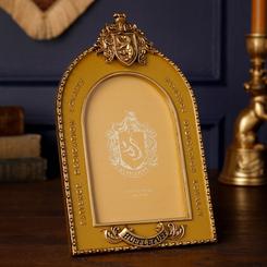 Hay objetos que consiguen dar calidez y personalidad a cualquier rincón desde el primer vistazo, y este marco fotos Hufflepuff Harry Potter es uno de ellos. Su diseño en tonos dorados y arena