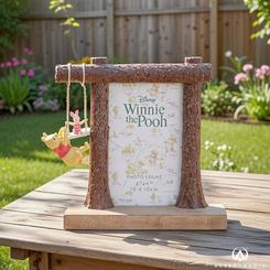 Alegría instantánea para tus recuerdos: este Marco fotos Piglet & Winnie the Pooh Disney convierte cualquier imagen en una escena del Bosque de los Cien Acres, con Pooh y Piglet balanceándose en columpios que cuelgan de un marco 