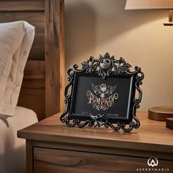 Oscura elegancia que realza tus recuerdos: este marco de fotos The Nightmare Before Christmas luce un diseño gótico en negro con relieves envejecidos, detalle de Jack Skellington en la coronación y la silueta de Zero