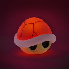 Descubre la luz perfecta para los aficionados de Mario Kart con la "Mario Kart: Red Shell Light with Sound". Esta lámpara de 12 cm de altura añadirá un brillo cálido donde la coloques, ya sea en casa, en tu setup