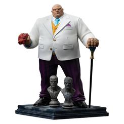 El traje blanco convierte la estatua Kingpin Marvel Comics en una presencia casi arquitectónica. Wilson Fisk aparece inmóvil, pesado y amenazante, como si la escena entera girase alrededor de su autoridad silenciosa.