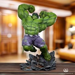 ¡Descubre la imponente presencia del increíble Hulk en tu colección de Marvel con esta estatua Premium Format! Con una altura aproximada de 74 cm, esta impresionante pieza de poliresina captura toda la fuerza y la ferocidad del gigante verde.