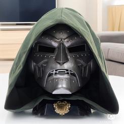 El icónico Doctor Doom cobra vida con esta impresionante réplica a escala 1:1 de su legendario casco, parte de la línea Marvel Legends de Hasbro. Con un diseño premium y detalles meticulosos inspirados en los cómics de Marvel