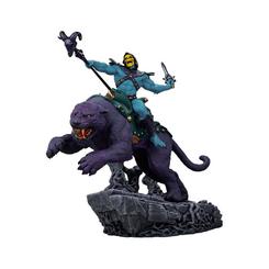 La estatua Skeletor y Panthor 81 cm parece irrumpir desde una grieta de piedra, con la garra de la montura suspendida en pleno salto. Esta réplica Skeletor Panthor escala 1:4 concentra amenaza, color y movimiento en una composición