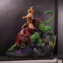 Embárcate en una épica aventura hacia el mágico mundo de Eternia con la extraordinaria estatua "He-Man and Battle Cat Deluxe - Masters of the Universe - Art Scale 1/10" de Iron Studios.