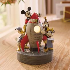 Eleva tu colección de Disney con esta divertida figura luminosa que captura a Mickey Mouse, Minnie, Donald y Goofy dando los últimos retoques a su cohete. Esta encantadora escultura de mesa cuenta con un espectáculo de luces LED