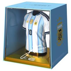 Una vitrina celeste, una base dorada y el dorsal que reconoce todo el mundo: la figura mini camiseta Messi World Cup Argentina concentra un momento histórico del fútbol en un formato compacto. 