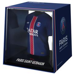 La Mini Camiseta PSG es una pieza de merchandising con una presencia elegante y muy actual, pensada para llevar la identidad del Paris Saint-Germain a cualquier estantería, escritorio o vitrina con un acabado llamativo y fácil de integrar 