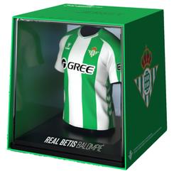 La Mini Camiseta Real Betis es una pieza de merchandising con una imagen elegante, actual y muy representativa del club, pensada para dar un toque verdiblanco a cualquier estantería, escritorio o vitrina. 