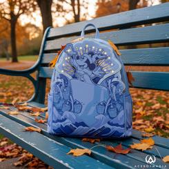 Magia que se lleva puesta. La Mochila Fantasia Mickey Disney Loungefly 26 cm rinde homenaje al Aprendiz de Brujo con un diseño cuidado al detalle en cuero sintético (poliuretano) y acabado brillante,