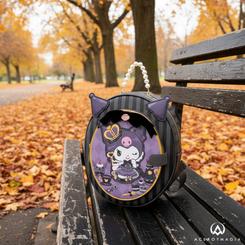 Estilo kawaii con carácter: la Mochila 20th Anniversary Kuromi Hello Kitty de Loungefly luce un retrato tipo camafeo de Kuromi con apliques 3D, lazo con charm esmaltado y asa superior de perlas 
