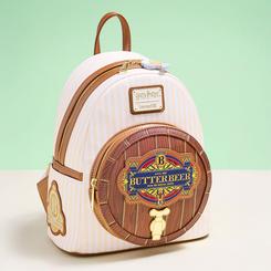 Revive el sabor mágico de Hogsmeade con esta encantadora mochila Loungefly de Butterbeer, inspirada en el universo de Harry Potter. Con un diseño que simula un auténtico barril de cerveza de mantequilla