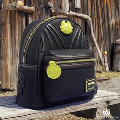El estilo de Berk cobra vida en esta mini mochila Cómo Entrenar a Tu Dragón de Loungefly, diseñada en cuero vegano con textura de piel de cocodrilo y remates en negro intenso que realzan su carácter feroz.