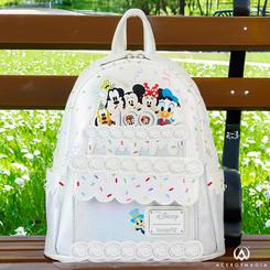 Descubre un mundo de dulzura y magia con la encantadora Mini Mochila Disney 100 en su versión Pastel. Esta mochila es mucho más que un accesorio, es una celebración de los momentos y personajes más queridos de Disney en un estilo suave y colorido.