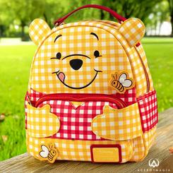 La dulzura del Bosque de los Cien Acres te acompaña a donde vayas con esta encantadora mochila Gingham Winnie the Pooh de Disney por Loungefly. Con unas medidas compactas de 17,5 × 25 × 10 cm