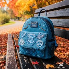 Magia Hufflepuff para el día a día con acabado de colección. Esta mochila Hufflepuff Loungefly en formato mini aporta el equilibrio perfecto entre estilo y utilidad: confeccionada en terciopelo con ribetes