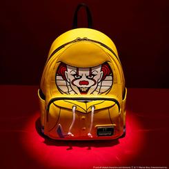 Atrévete a llevar contigo una pieza que convierte lo inquietante en irresistible. Esta mochila mini de cosplay, inspirada en el icónico Pennywise de IT, combina el estilo vibrante de un impermeable amarillo