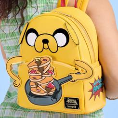 La esencia aventurera se materializa en la mini mochila Loungefly de Jake de Hora de Aventuras, con 22,86 cm de alto, 26,67 cm de ancho y 11,43 cm de fondo, fabricada en piel sintética resistente