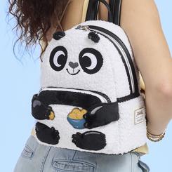 Una explosión de ternura y diversión acompaña cada paseo con la mochila de peluche inspirada en Po, el valiente dragón guerrero de Kung Fu Panda, que combina su expresión alegre y accesible con un tacto ultrasuave 