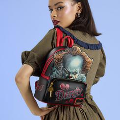 Terror de cine con acabado de colección. La Mochila Pennywise – IT de Loungefly (26 cm) impacta con el retrato del payaso y el logotipo Derry en gran formato, un frontal que no pasa desapercibido 
